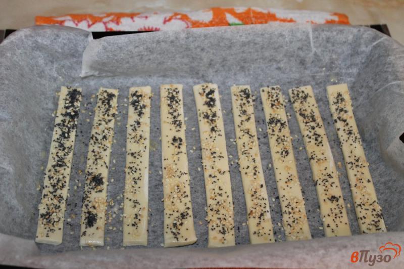 Фото приготовление рецепта: Палочки из слоеного теста с маком и кунжутом шаг №4