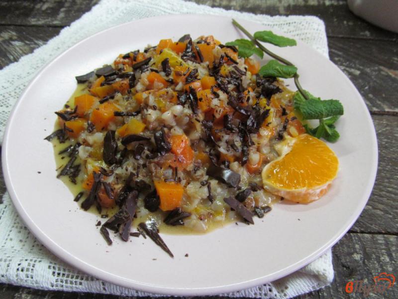 Фото приготовление рецепта: Каша из тыквы с гречкой и мандарином шаг №7