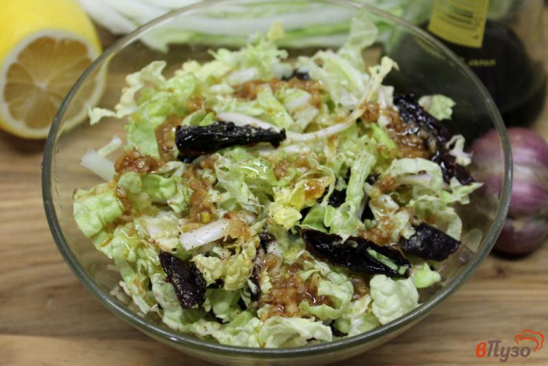 Фото приготовление рецепта: Салат из пекинской капусты с чесночным соусом и черносливом шаг №5