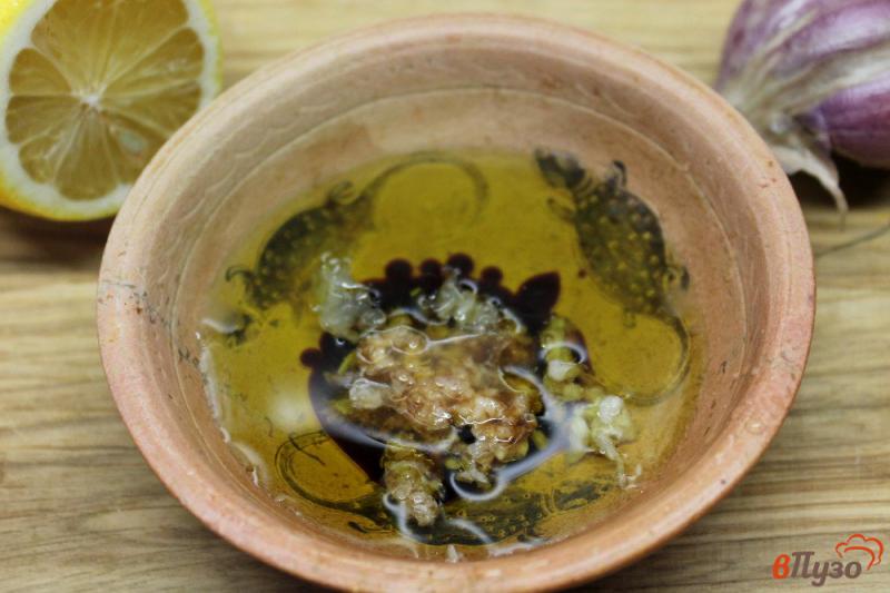Фото приготовление рецепта: Салат из пекинской капусты с чесночным соусом и черносливом шаг №4