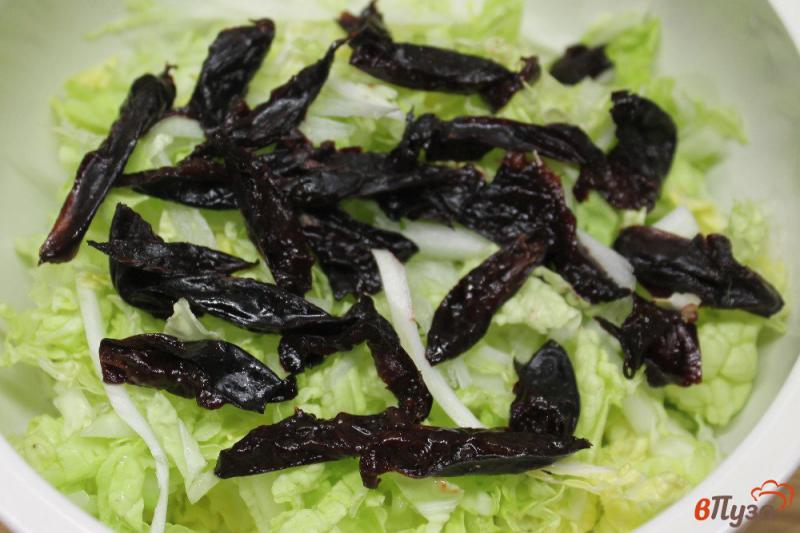 Фото приготовление рецепта: Салат из пекинской капусты с чесночным соусом и черносливом шаг №2