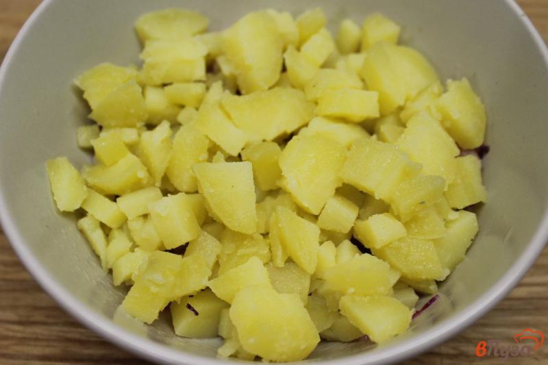 Фото приготовление рецепта: Салат с селедкой маринованным луком и картофелем шаг №4