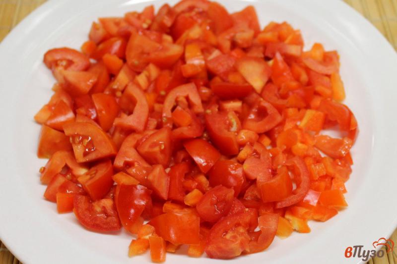 Фото приготовление рецепта: Салат из помидор с сыром бри и чесночными гренками шаг №3