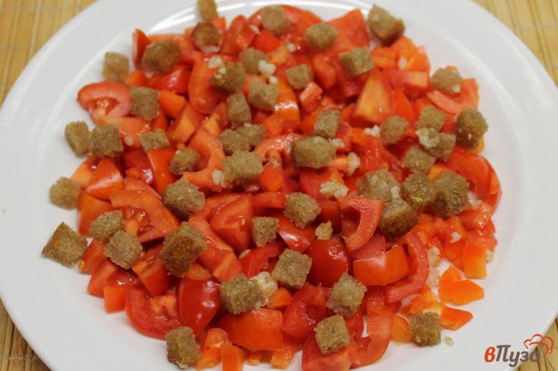 Фото приготовление рецепта: Салат из помидор с сыром бри и чесночными гренками шаг №4