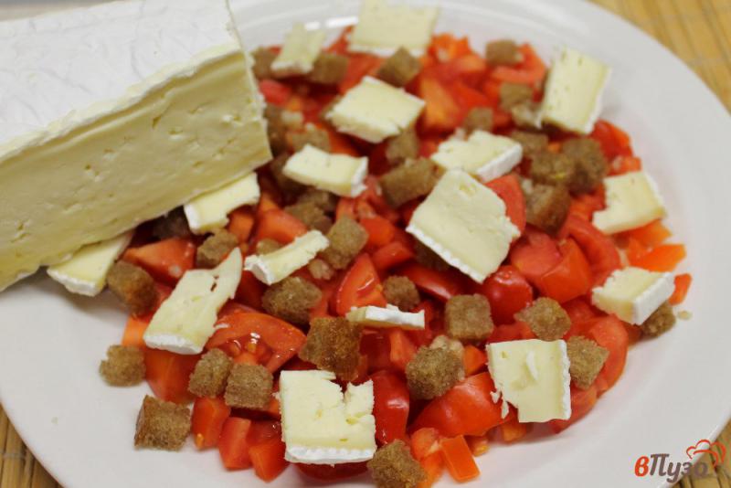 Фото приготовление рецепта: Салат из помидор с сыром бри и чесночными гренками шаг №5