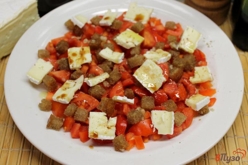 Фото приготовление рецепта: Салат из помидор с сыром бри и чесночными гренками шаг №6