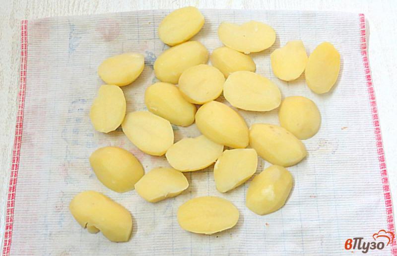 Фото приготовление рецепта: Отварной картофель запеченный в духовке шаг №2