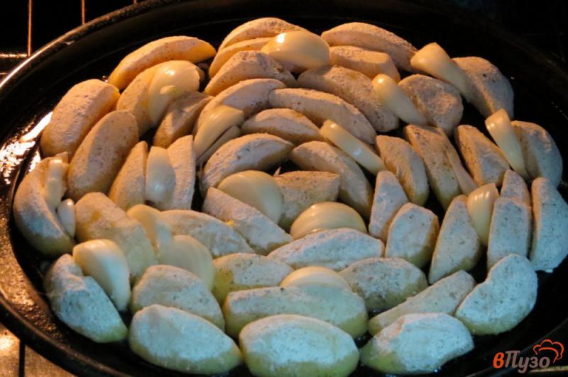 Фото приготовление рецепта: Отварной картофель запеченный в духовке шаг №6