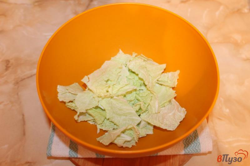 Фото приготовление рецепта: Салат из пекинской капусты с соленой семгой и сухариками шаг №1