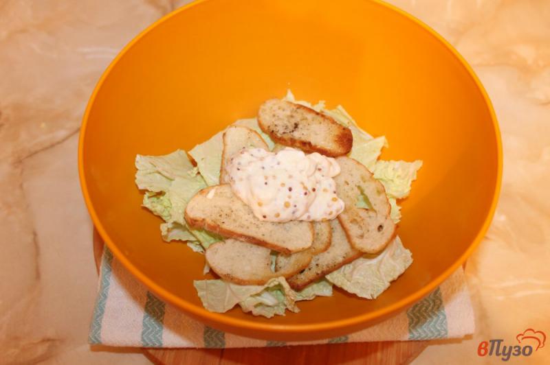 Фото приготовление рецепта: Салат из пекинской капусты с соленой семгой и сухариками шаг №4