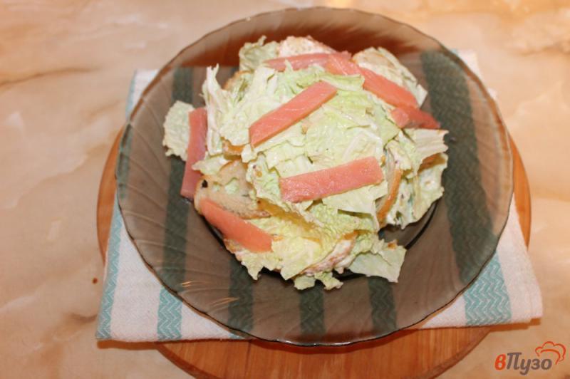 Фото приготовление рецепта: Салат из пекинской капусты с соленой семгой и сухариками шаг №5