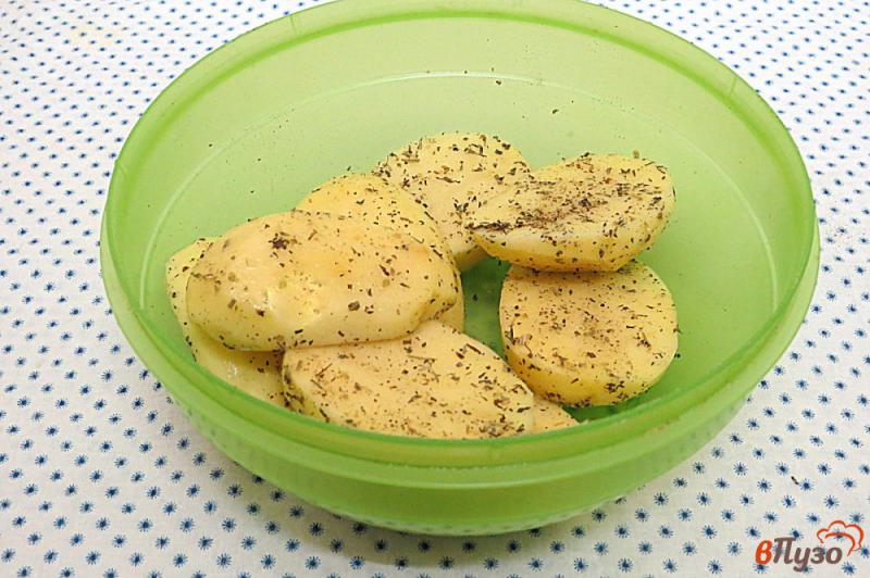 Фото приготовление рецепта: Картофель запеченный в микроволновке шаг №4