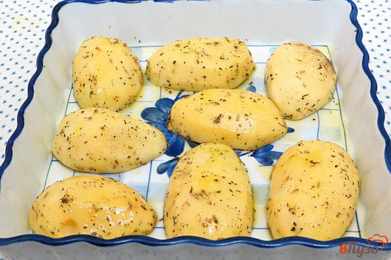 Фото приготовление рецепта: Картофель запеченный в микроволновке шаг №5