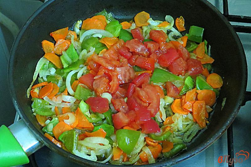 Фото приготовление рецепта: Тунец с овощами, под соусом бешамель шаг №2