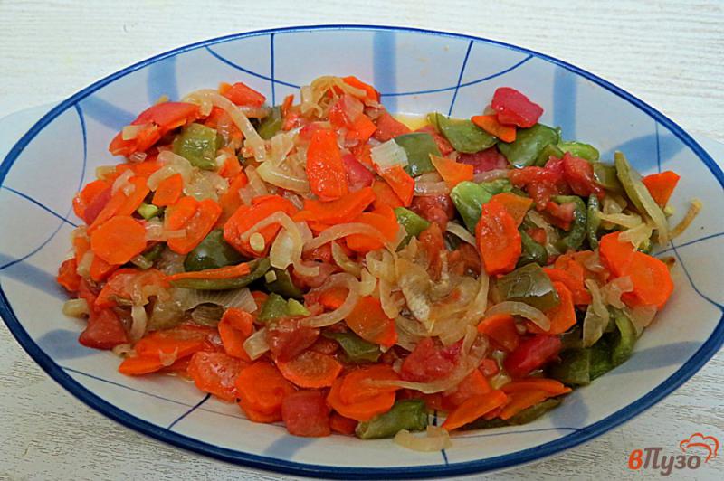 Фото приготовление рецепта: Тунец с овощами, под соусом бешамель шаг №5