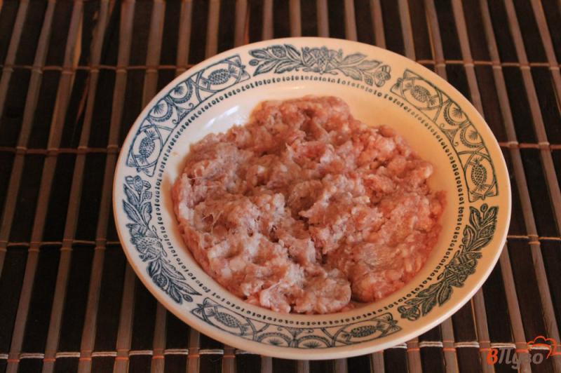Фото приготовление рецепта: Свиные котлеты с кинзой в беконе шаг №1