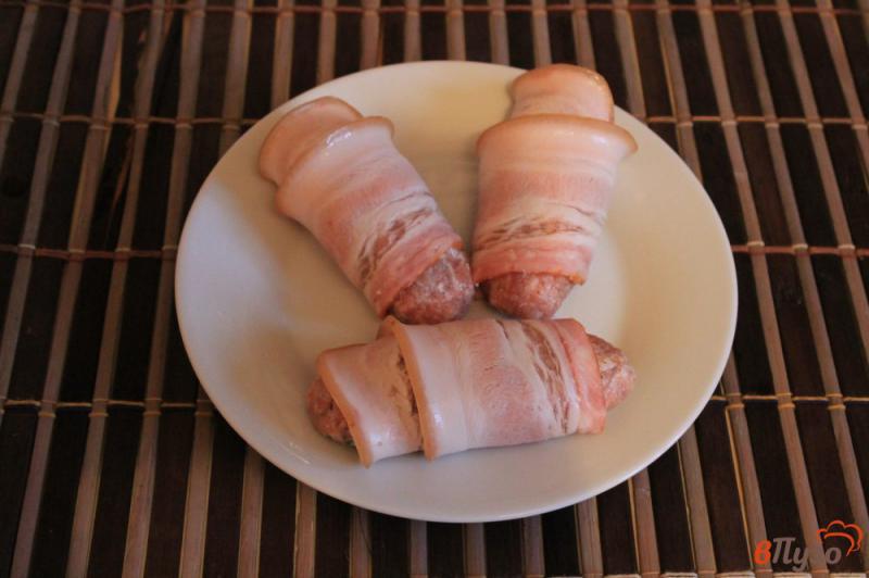 Фото приготовление рецепта: Свиные котлеты с кинзой в беконе шаг №5
