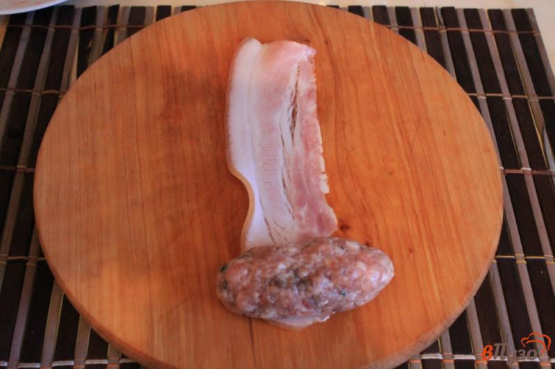 Фото приготовление рецепта: Свиные котлеты с кинзой в беконе шаг №4