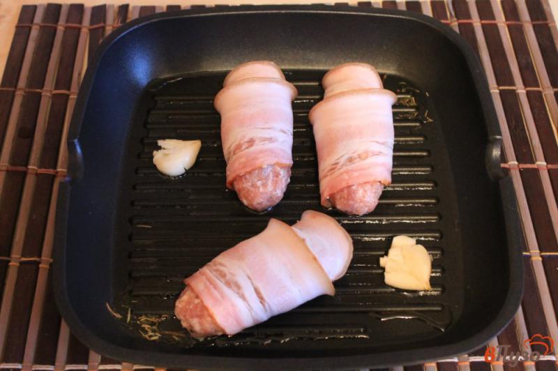 Фото приготовление рецепта: Свиные котлеты с кинзой в беконе шаг №6