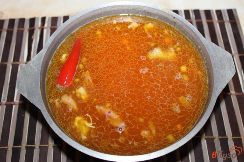 Фото приготовление рецепта: Острый томатный суп с копченостями шаг №7