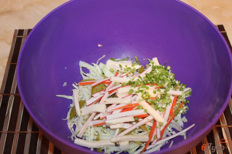 Фото приготовление рецепта: Салат из пекинской капусты с крабовыми палочками, соленым огурцом и сухариками шаг №4