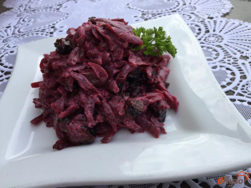 Фото приготовление рецепта: Свекольный салат с черносливом и чесноком шаг №6