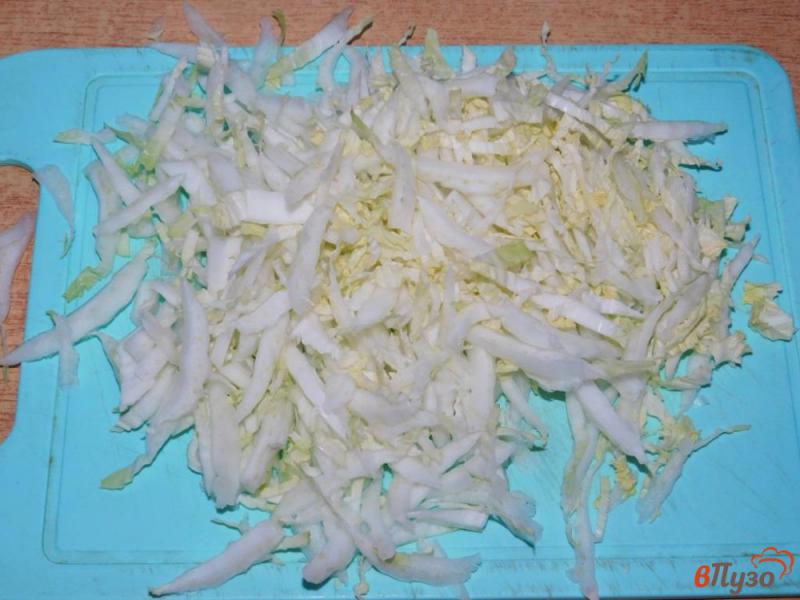 Фото приготовление рецепта: Салат из пекинской капусты с помидорами шаг №1