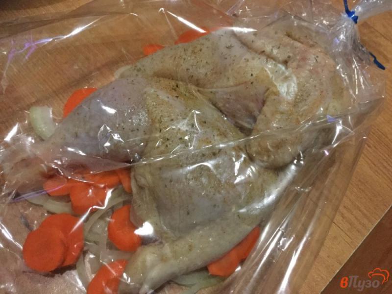 Фото приготовление рецепта: Курица с морковью и луком в рукаве шаг №7