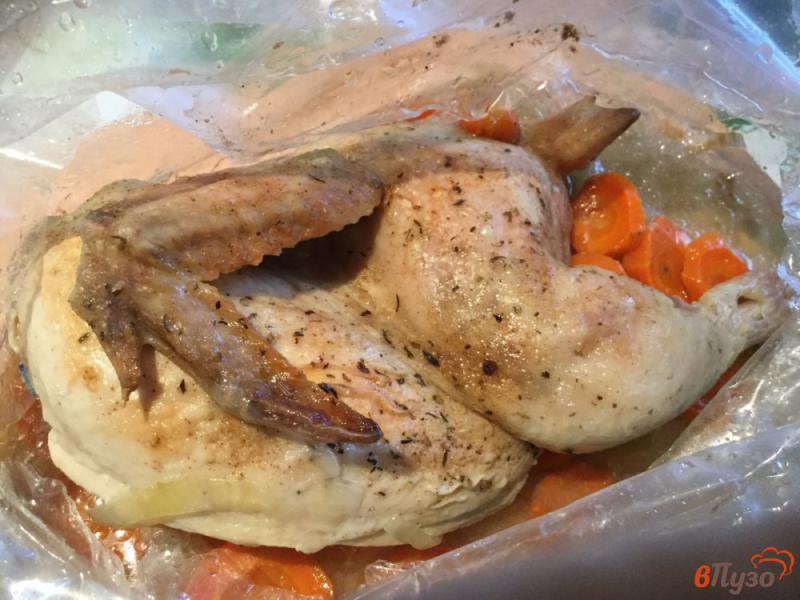 Фото приготовление рецепта: Курица с морковью и луком в рукаве шаг №8