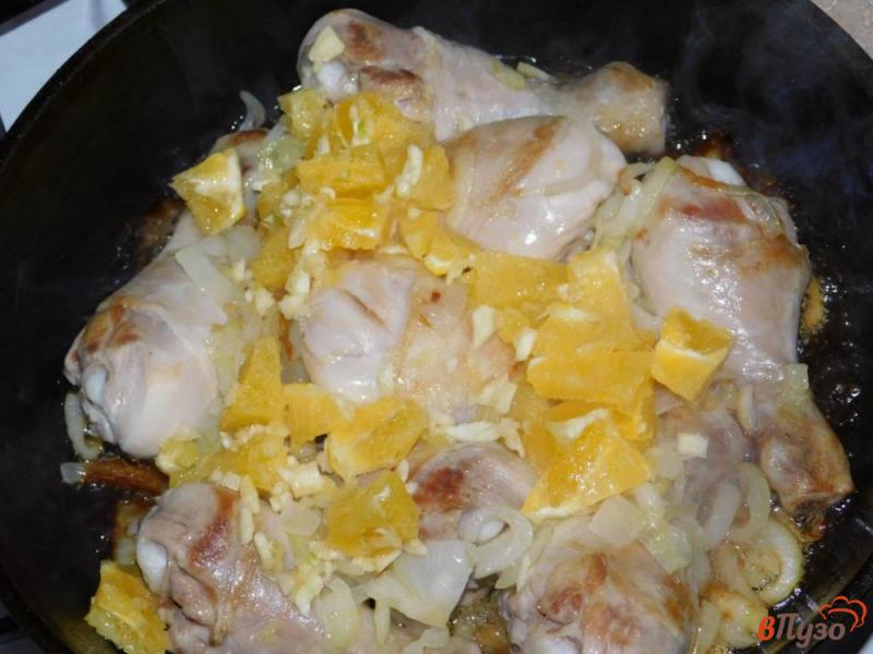 Фото приготовление рецепта: Куриные голени с апельсинами шаг №4