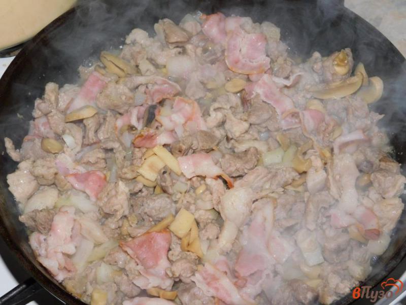 Фото приготовление рецепта: Свинина с грибами и помидорами шаг №2
