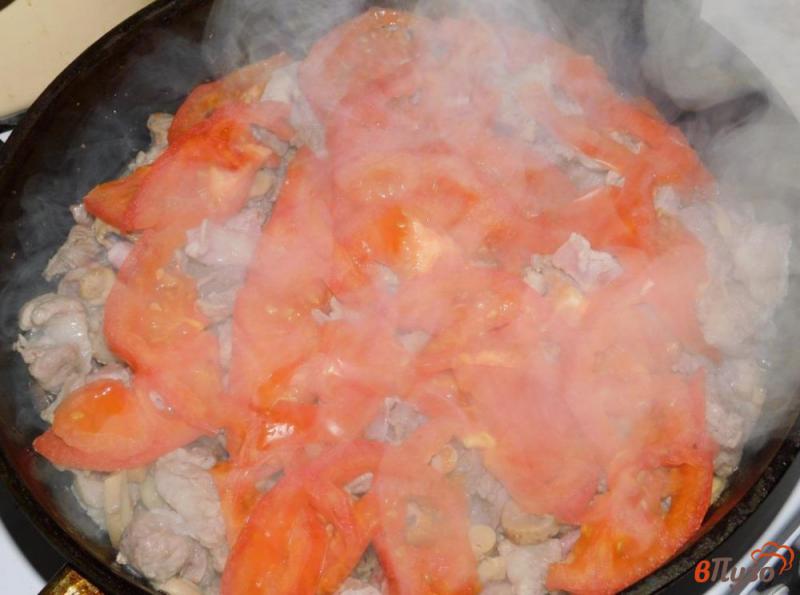 Фото приготовление рецепта: Свинина с грибами и помидорами шаг №3