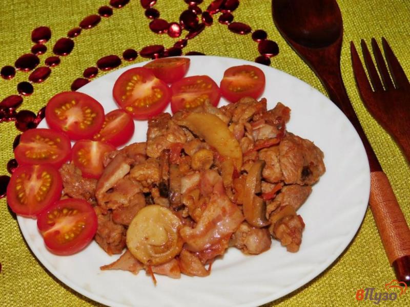 Фото приготовление рецепта: Свинина с грибами и помидорами шаг №4