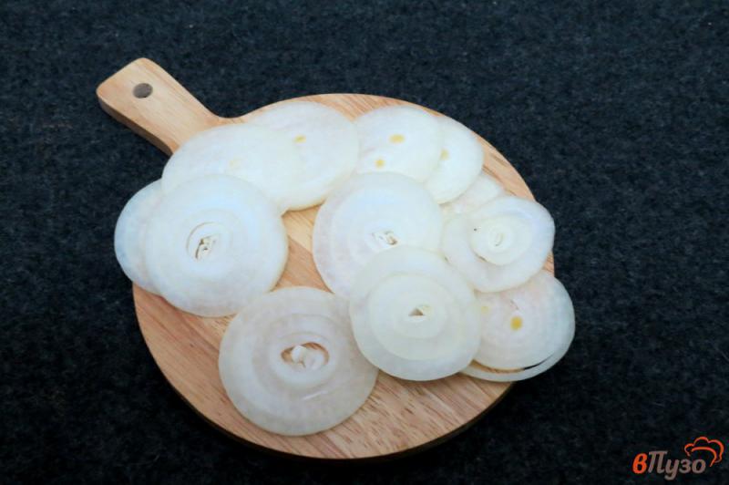 Фото приготовление рецепта: Картофель запеченный с салом и луком шаг №3