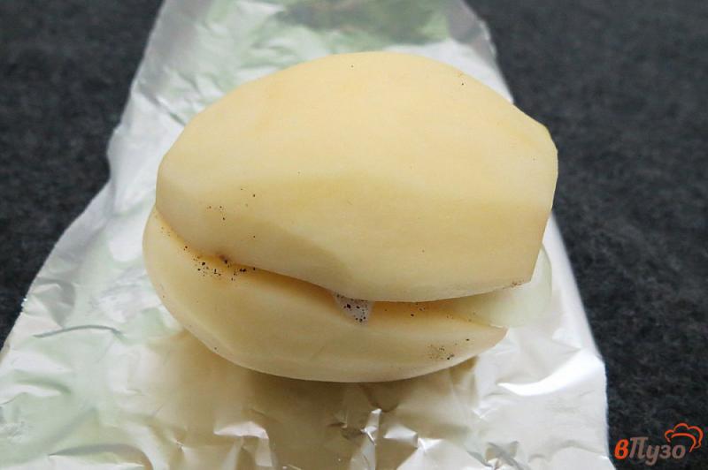 Фото приготовление рецепта: Картофель запеченный с салом и луком шаг №6