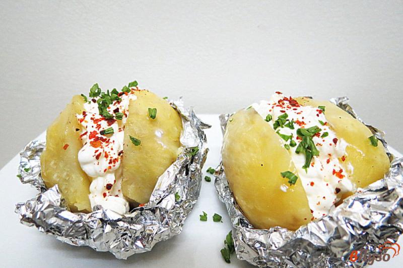 Фото приготовление рецепта: Картофель запеченный с салом и луком шаг №9