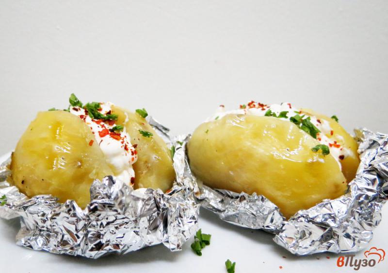 Фото приготовление рецепта: Картофель запеченный с салом и луком шаг №10
