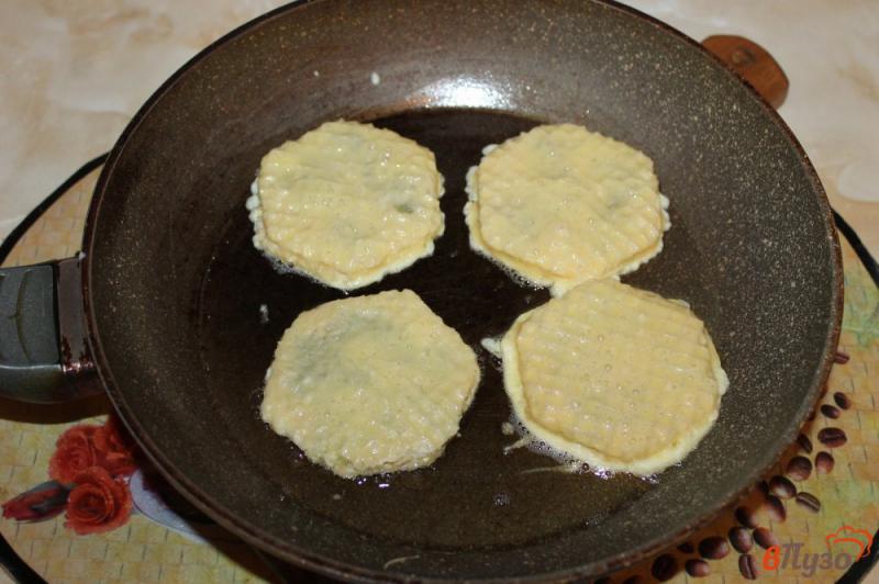 Фото приготовление рецепта: Вафли с кабачком в кляре на завтрак шаг №6