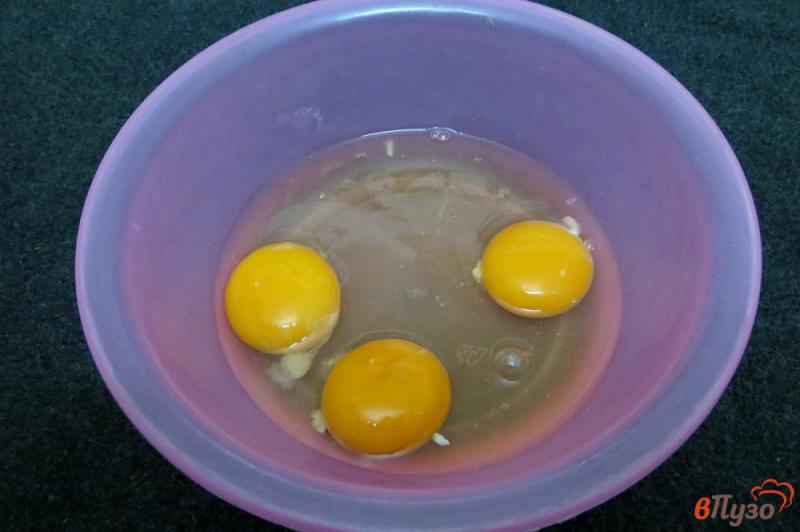 Фото приготовление рецепта: Яичные рулетики закусочные шаг №6