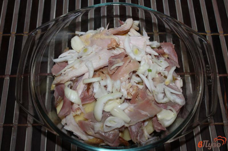 Фото приготовление рецепта: Запеченный картофель с курицей в сметанном соусе шаг №4