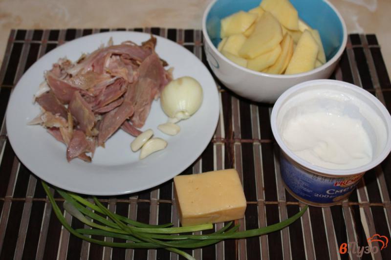 Фото приготовление рецепта: Запеченный картофель с курицей в сметанном соусе шаг №1