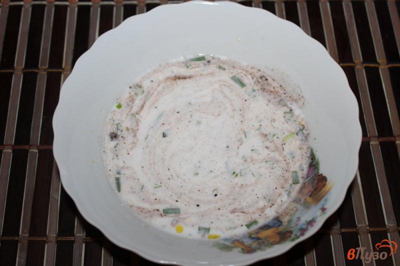 Фото приготовление рецепта: Запеченный картофель с курицей в сметанном соусе шаг №5