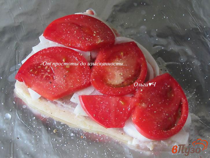 Фото приготовление рецепта: Пангасиус, запеченный с луком и помидором шаг №3