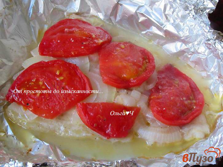 Фото приготовление рецепта: Пангасиус, запеченный с луком и помидором шаг №4