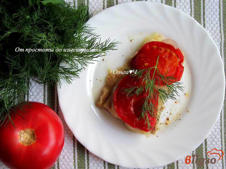 Фото приготовление рецепта: Пангасиус, запеченный с луком и помидором шаг №5