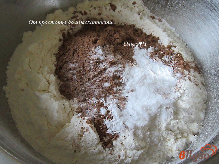 Фото приготовление рецепта: Шоколадная постная шарлотка с вишней шаг №2