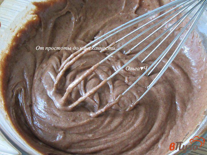 Фото приготовление рецепта: Шоколадная постная шарлотка с вишней шаг №3