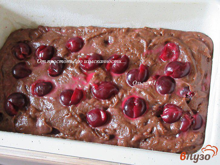Фото приготовление рецепта: Шоколадная постная шарлотка с вишней шаг №6
