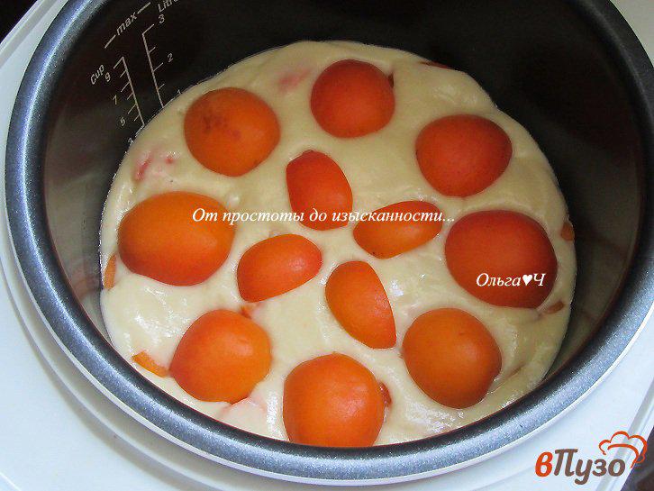 Фото приготовление рецепта: Пирог с абрикосами в мультиварке шаг №4