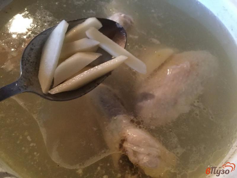 Фото приготовление рецепта: Суп с куриными крылышками и овощами шаг №4